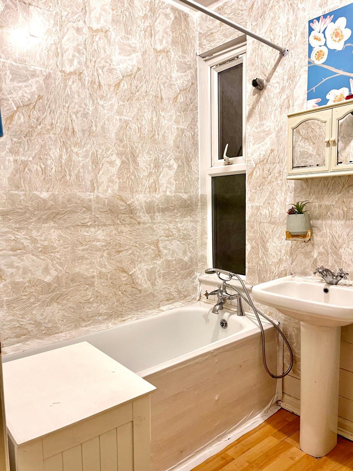 Comfy Double Bedroom With A Private Toilet London Exterior foto