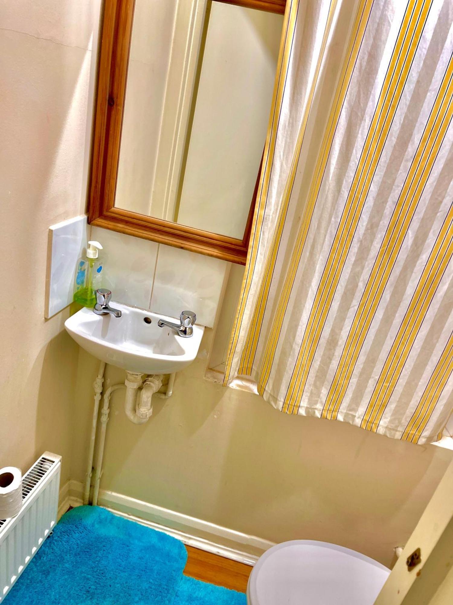 Comfy Double Bedroom With A Private Toilet London Exterior foto