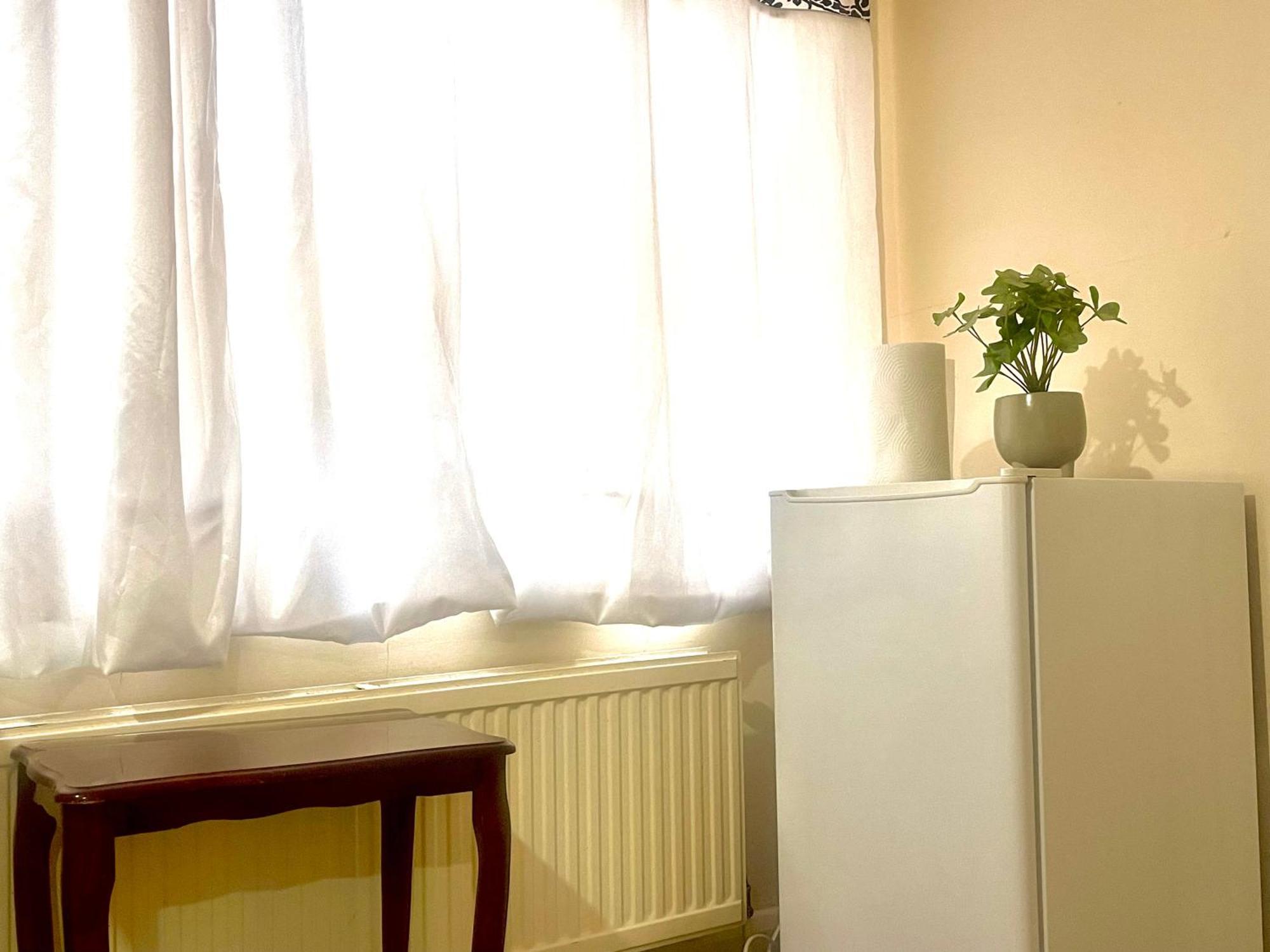 Comfy Double Bedroom With A Private Toilet London Exterior foto